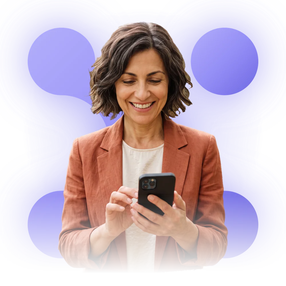 Corretora sorrindo enquanto conversa pelo celular